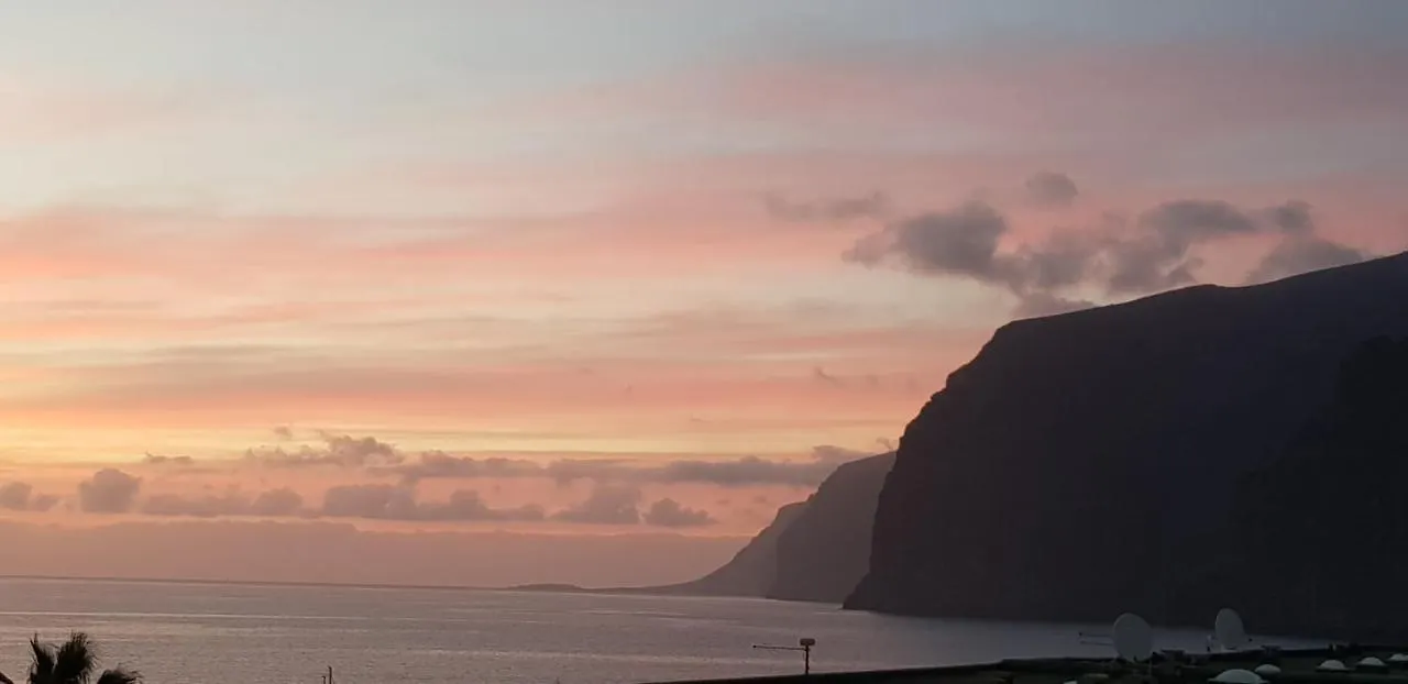 Apartment Ocean Pearl: Luxury Beachside Villa with Sea View in Los Gigantes Acantilado de los Gigantes